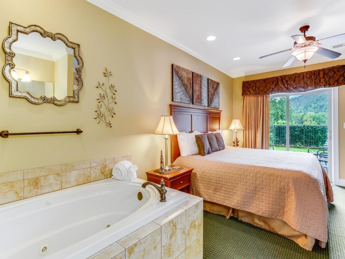 Downtown Delight, 2 Bedrooms, Pool, Hot Tub, Sleeps 6 Gatlinburg Exterior photo
